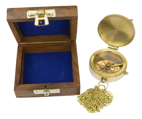 Taschenkompass mit Kette aus Messing in Holzbox